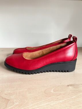 Comfortiva Dillon Cherry Red Leather Wedge Pump Size 8.5